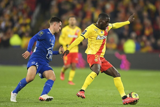 开云官网- 朗斯极端天气致比赛延期，球迷自发清理积雪感动全城  