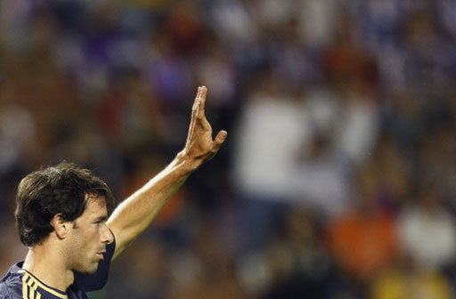  莱切升班马惊艳亮相，高速反击打得卫冕冠军措手不及  