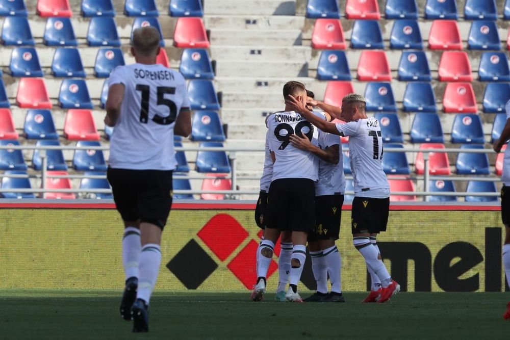 开云- 伊普斯维奇冲超形势大好，麦肯纳打造攻守平衡阵容  